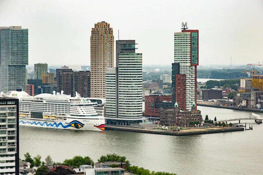 Blick vom Euromast Rotterdam auf AIDAperla Euromast Rotterdam Hafenblick