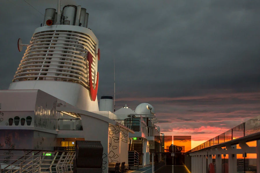 An Deck bei Sonnenuntergang Mein Schiff 6 - Norwegen