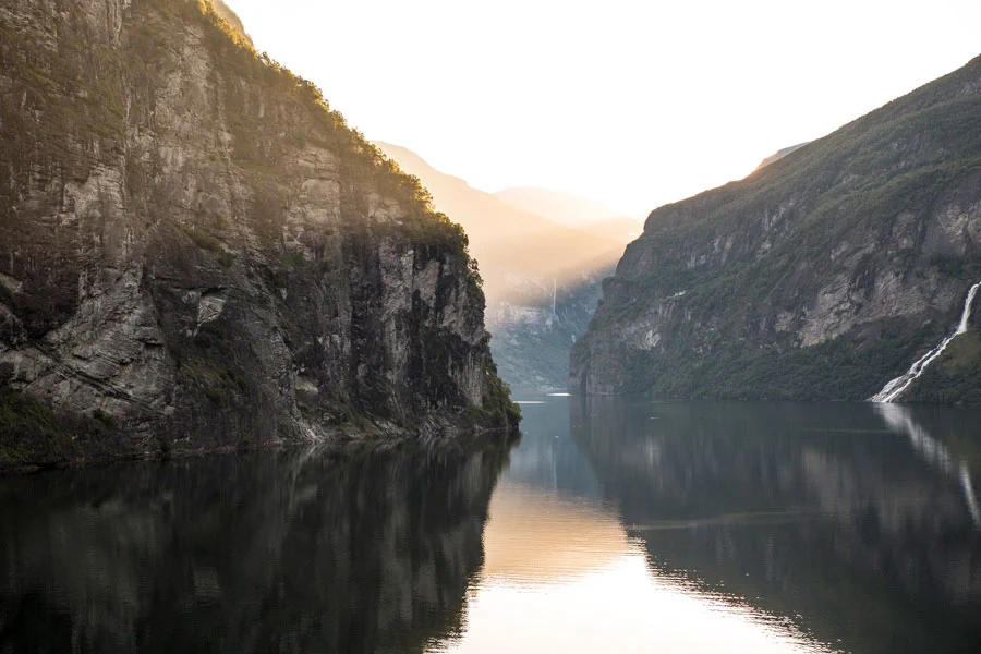 Der Geirangerfjord bei Sonnenaufgang Mein Schiff 6 - Geirangerfjord - Sonnenaufgang