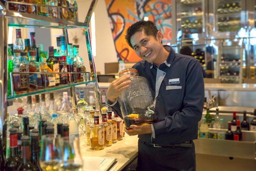 Einer der vielen netten Barkeeper Mein Schiff 6 - Schiffsreise nach Norwegen - Barkeeper
