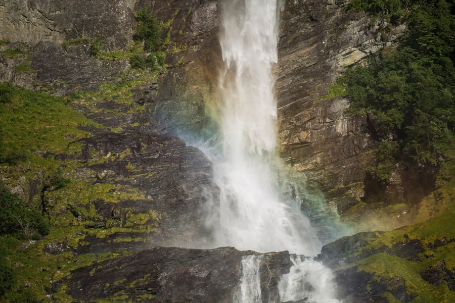 Wasserfall mit Regenbogen Mein Schiff 6 - Schiffsreise nach Norwegen - Wasserfall - Regenbogen
